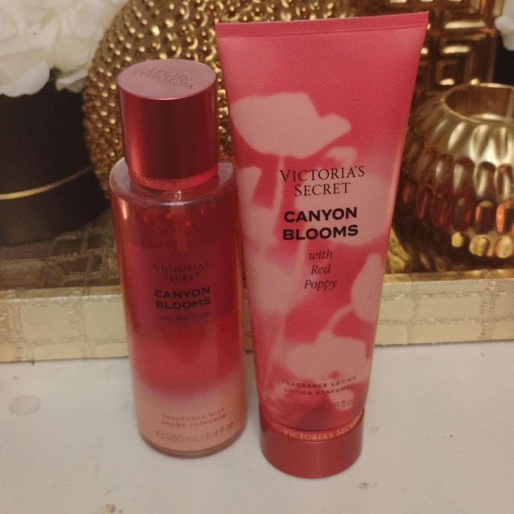 Victoria's Secret Canyon blooms With Red Poppy Set